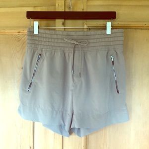 Athleta Camden shorts, tan, Sz 6